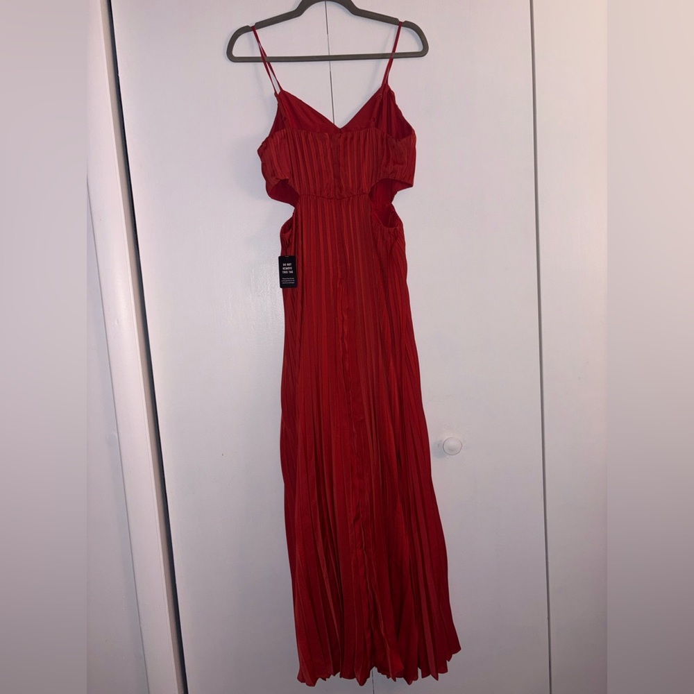 Express Red Pleated Cutout Maxi Dress Size Small NWT V-Neck Strappy Back Flowy - Picture 3 of 5
